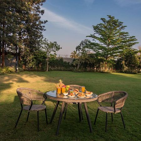 Stayvista'S Silver Grove - Serene Haven With Expansive Lawn & Terrace Насик Экстерьер фото